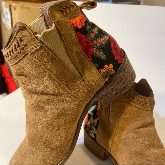 Tiara Women's Ankle Boots with Embroidered Flowers - Picture 3 of 10